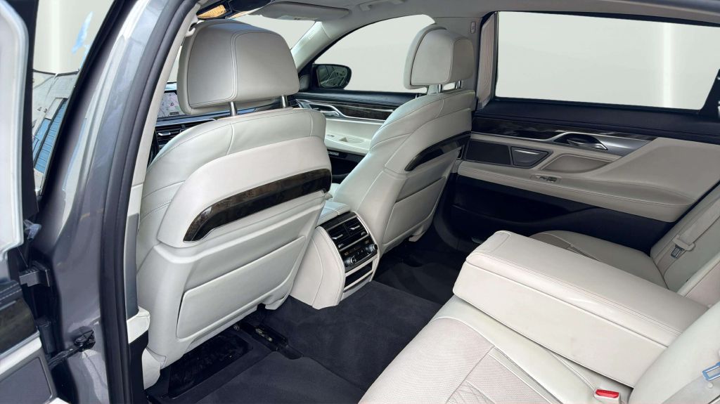 Photo 22 of this BMW 7 SERIES
