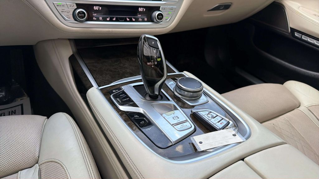Photo 27 of this BMW 7 SERIES