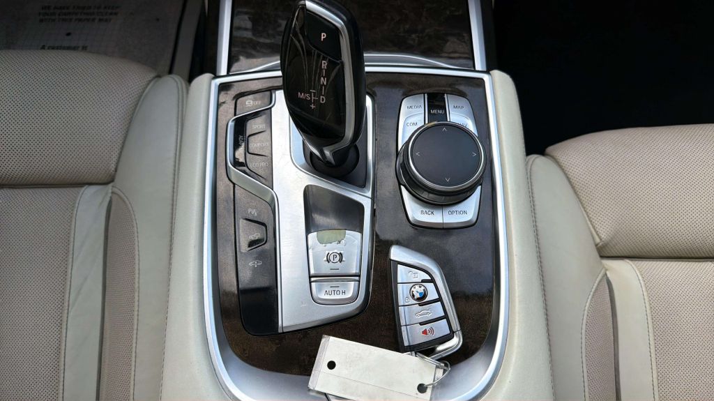 Photo 30 of this BMW 7 SERIES