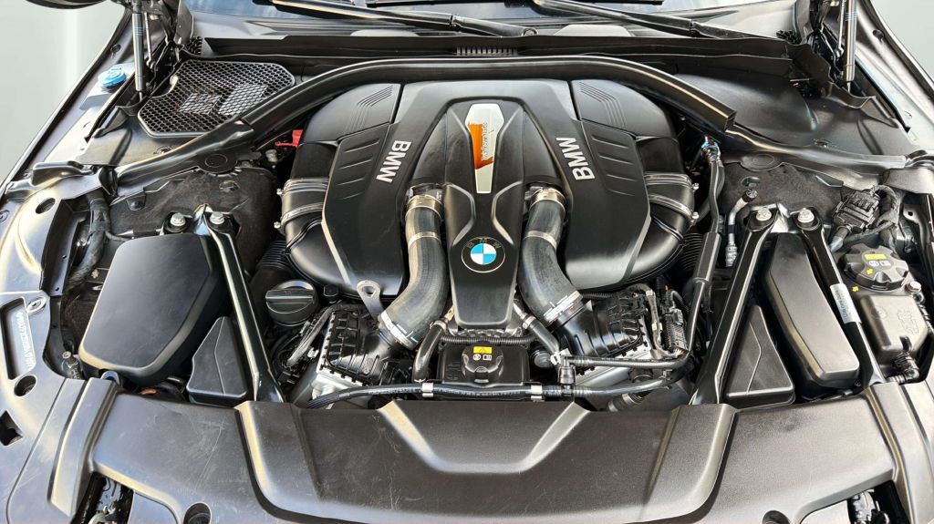 Photo 35 of this BMW 7 SERIES