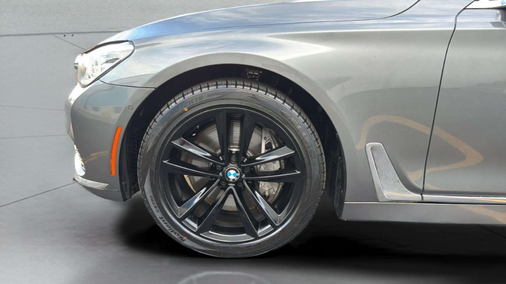 Photo 38 of this BMW 7 SERIES