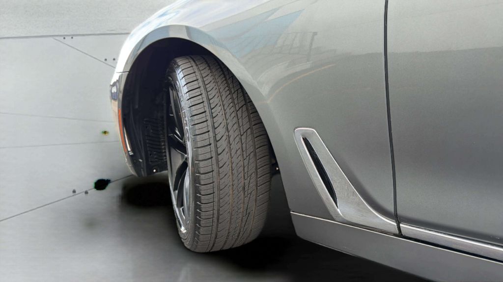Photo 39 of this BMW 7 SERIES