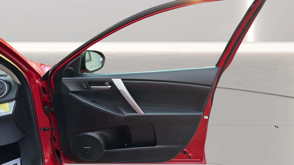 Photo 16 of this MAZDA MAZDA3