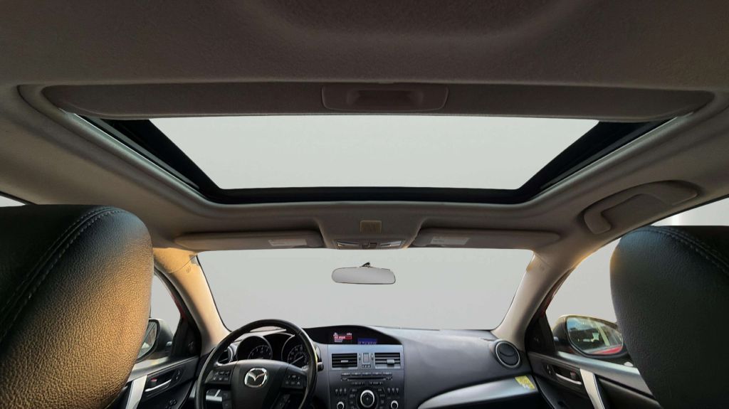 Photo 21 of this MAZDA MAZDA3