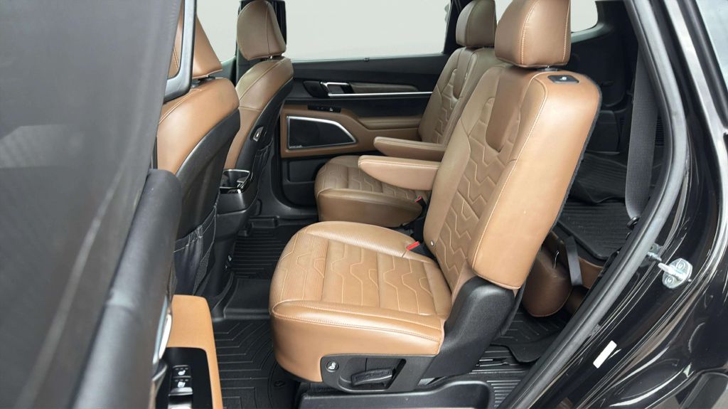 Photo 20 of this KIA TELLURIDE