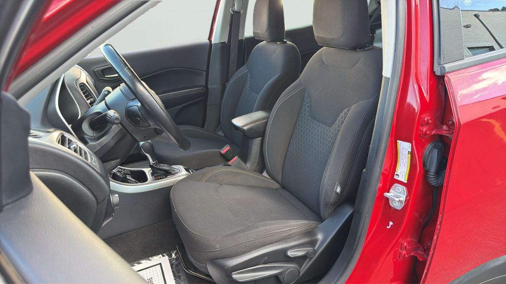Photo 12 of this JEEP COMPASS