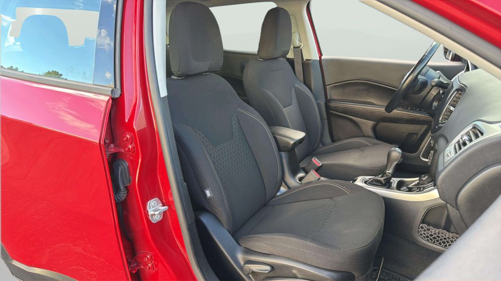 Photo 14 of this JEEP COMPASS