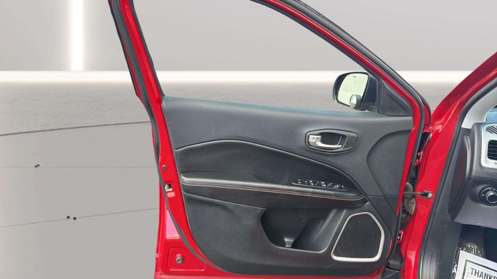 Photo 18 of this JEEP COMPASS
