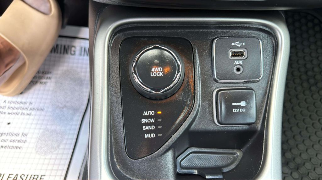 Photo 27 of this JEEP COMPASS