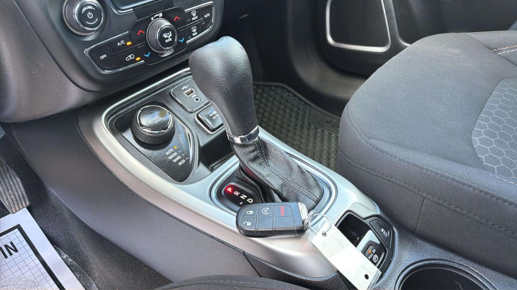 Photo 28 of this JEEP COMPASS