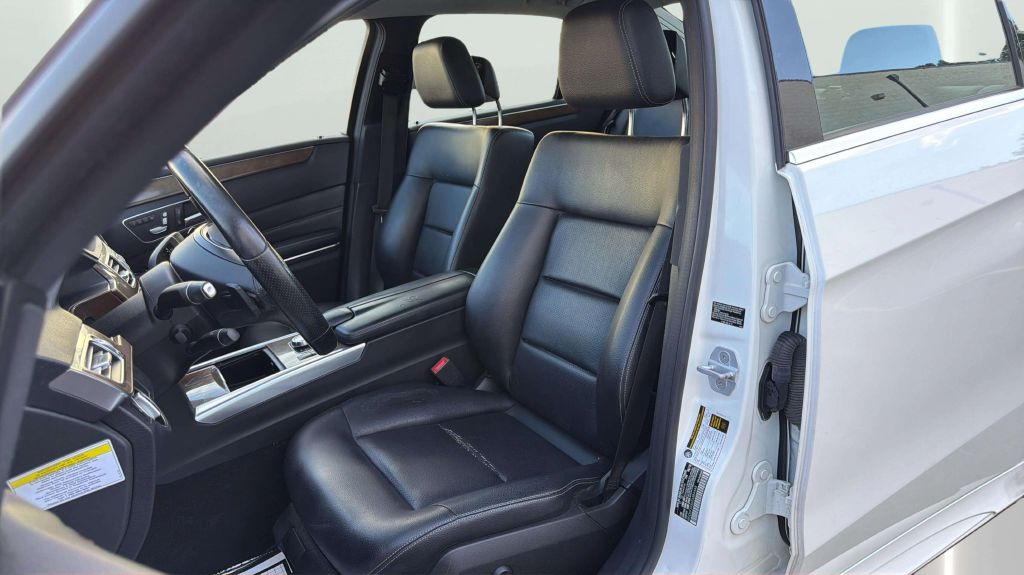 Photo 12 of this MERCEDES-BENZ E-CLASS