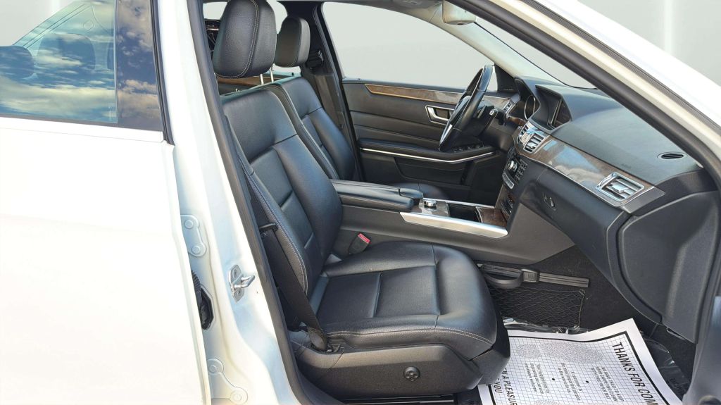 Photo 13 of this MERCEDES-BENZ E-CLASS