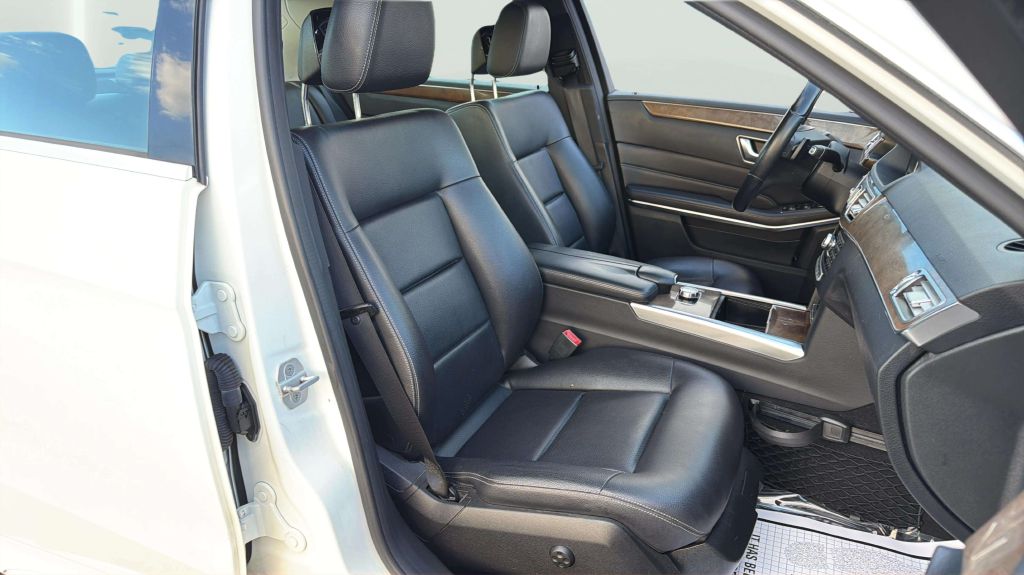 Photo 14 of this MERCEDES-BENZ E-CLASS