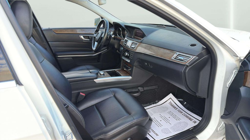Photo 15 of this MERCEDES-BENZ E-CLASS