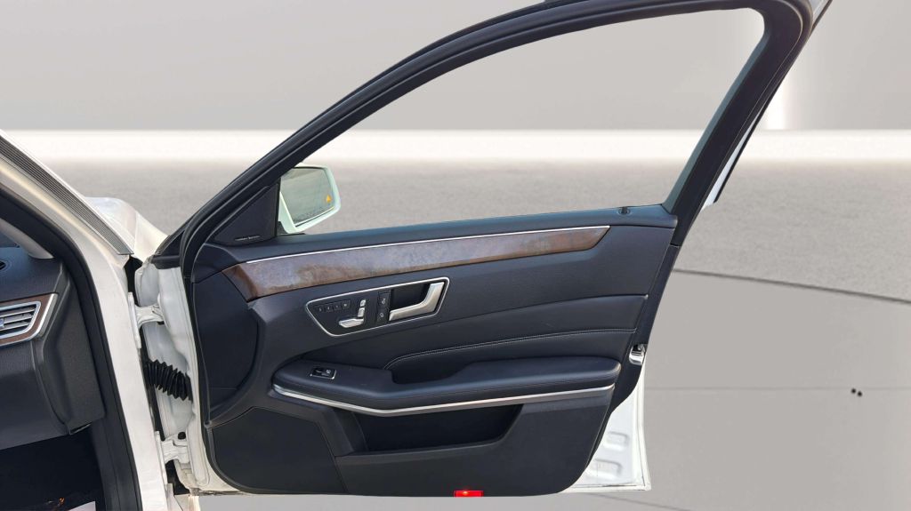 Photo 16 of this MERCEDES-BENZ E-CLASS