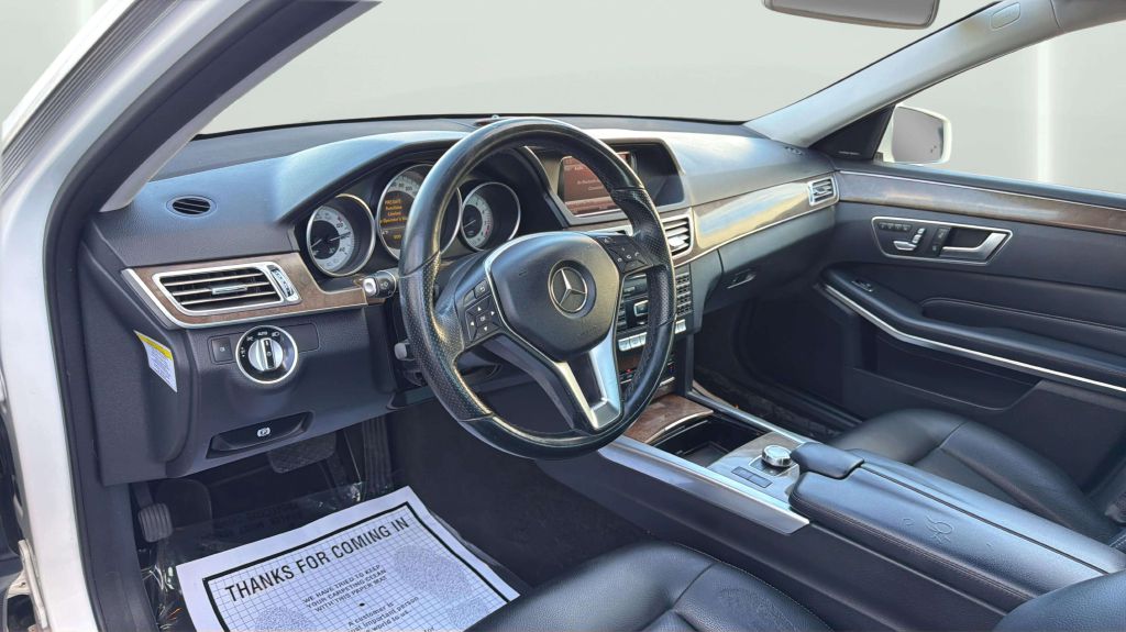 Photo 17 of this MERCEDES-BENZ E-CLASS