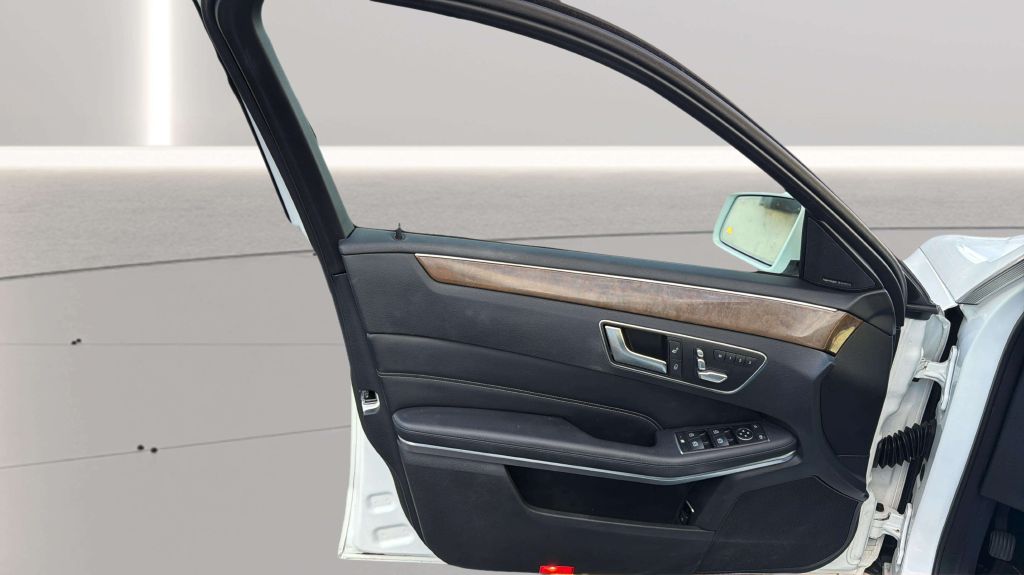 Photo 18 of this MERCEDES-BENZ E-CLASS