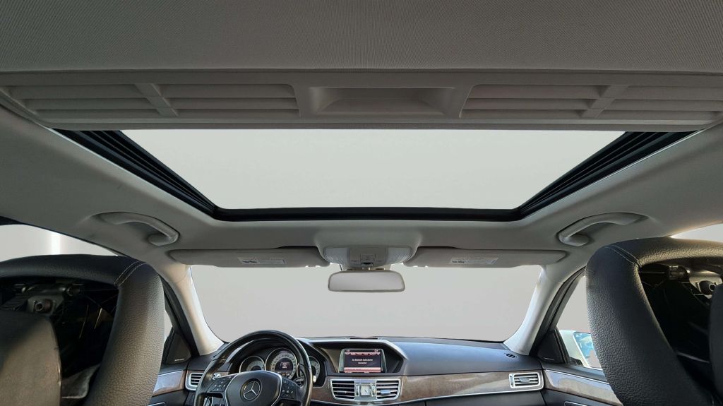 Photo 21 of this MERCEDES-BENZ E-CLASS
