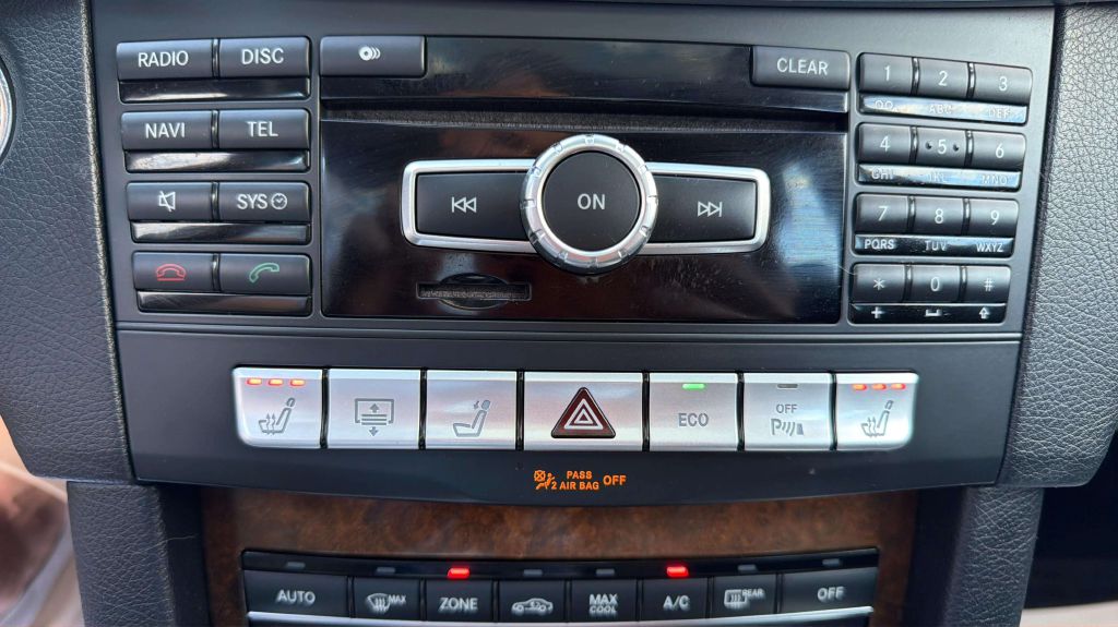 Photo 25 of this MERCEDES-BENZ E-CLASS