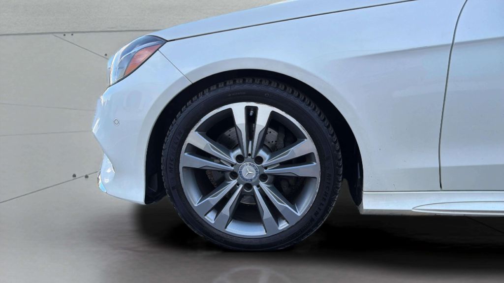 Photo 32 of this MERCEDES-BENZ E-CLASS