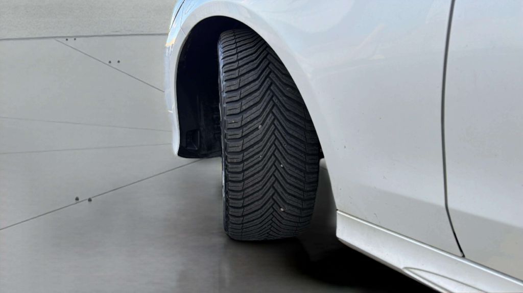 Photo 33 of this MERCEDES-BENZ E-CLASS