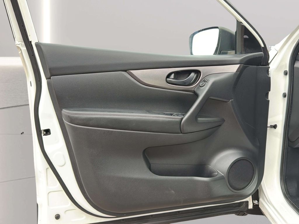 Photo 14 of this NISSAN ROGUE SPORT