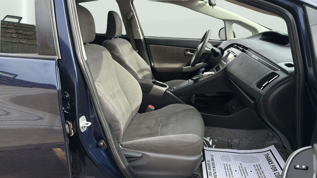 Photo 13 of this TOYOTA PRIUS