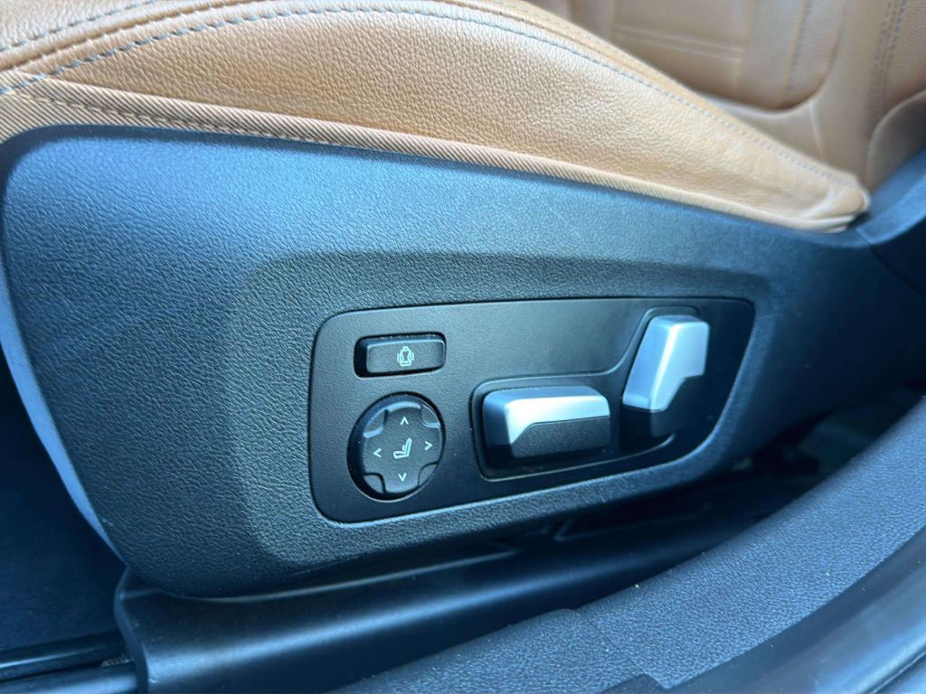 Photo 12 of this BMW 3 SERIES