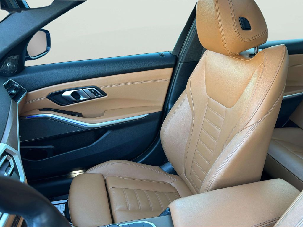 Photo 13 of this BMW 3 SERIES