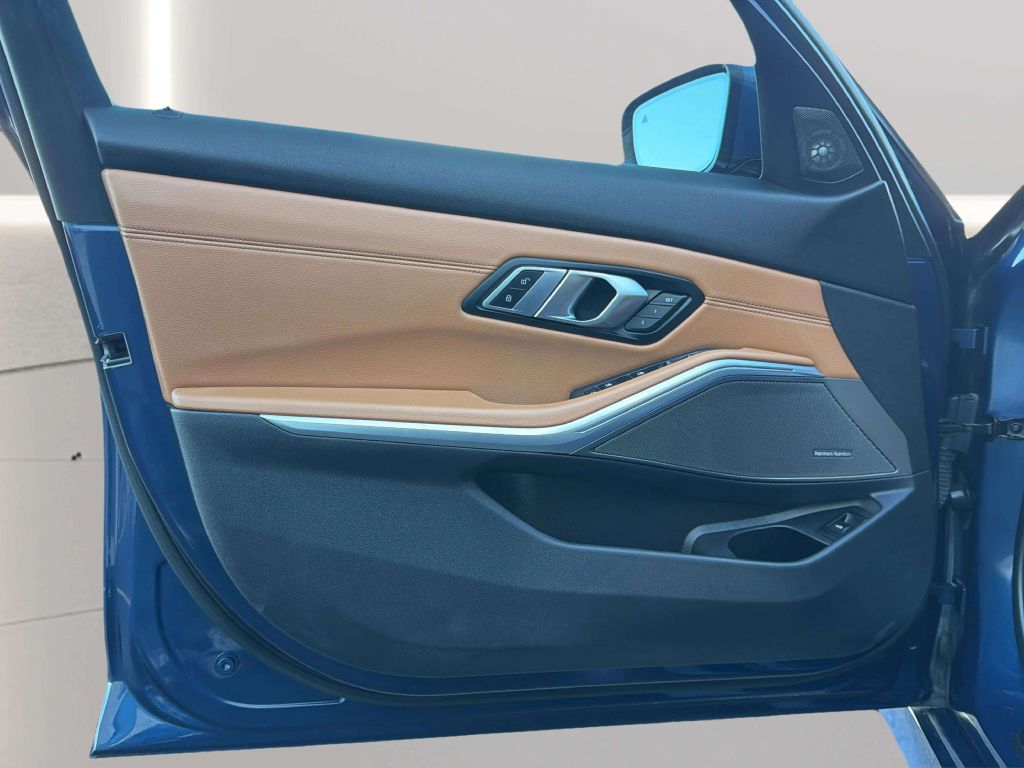 Photo 15 of this BMW 3 SERIES