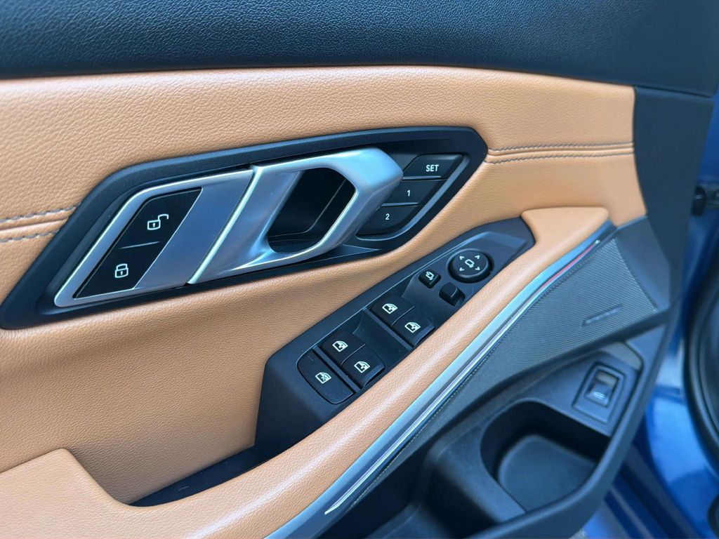 Photo 16 of this BMW 3 SERIES
