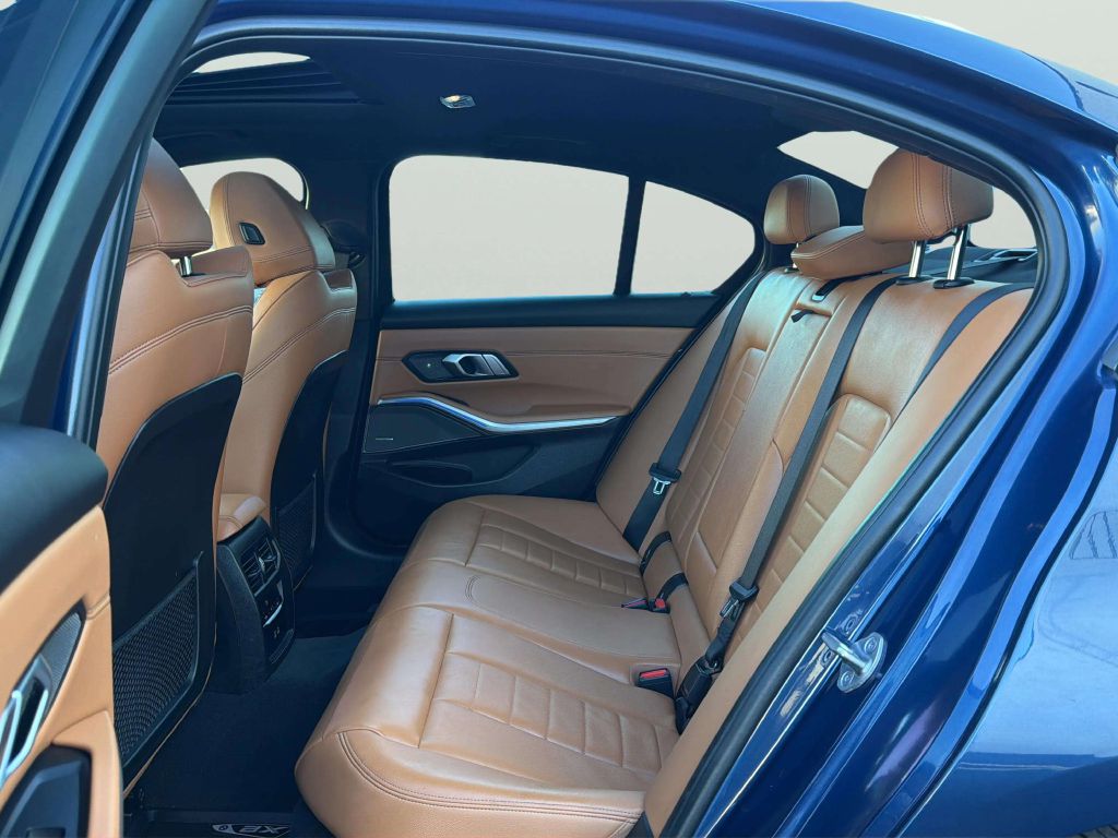 Photo 18 of this BMW 3 SERIES