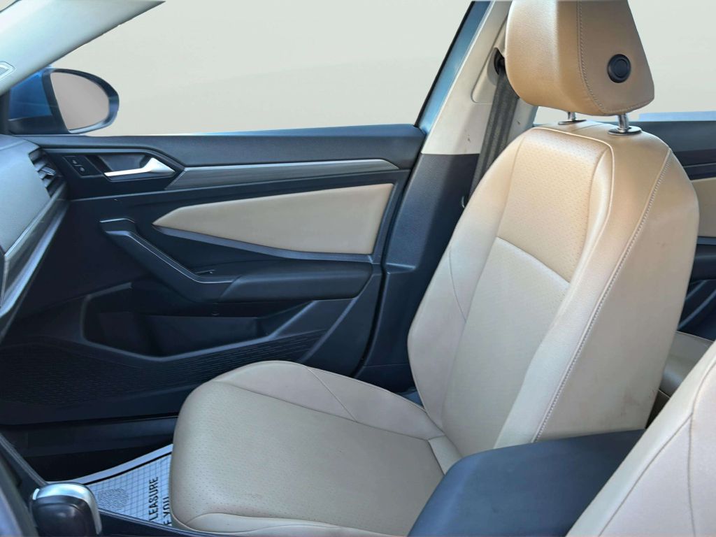Photo 12 of this VOLKSWAGEN JETTA