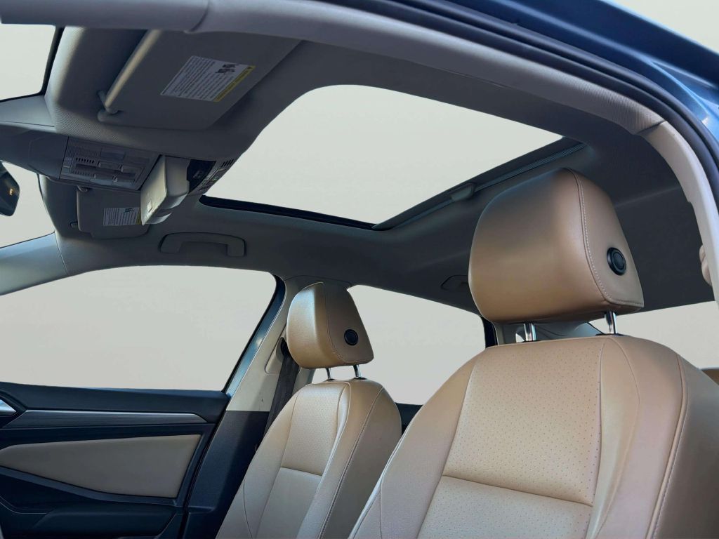 Photo 13 of this VOLKSWAGEN JETTA