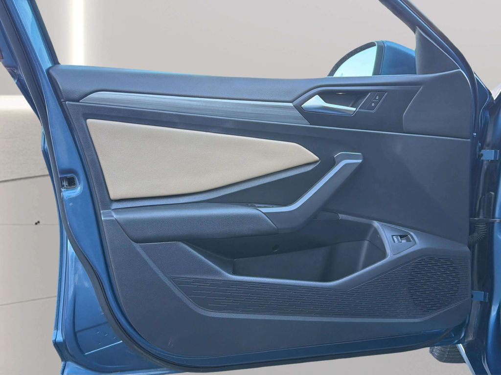 Photo 14 of this VOLKSWAGEN JETTA