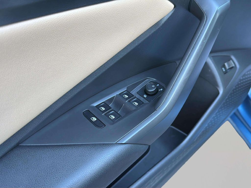 Photo 15 of this VOLKSWAGEN JETTA