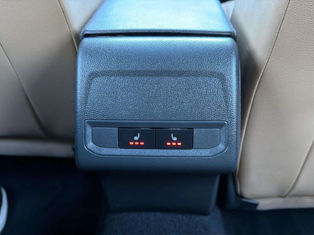 Photo 17 of this VOLKSWAGEN JETTA