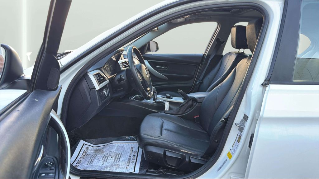 Photo 11 of this BMW 3 SERIES