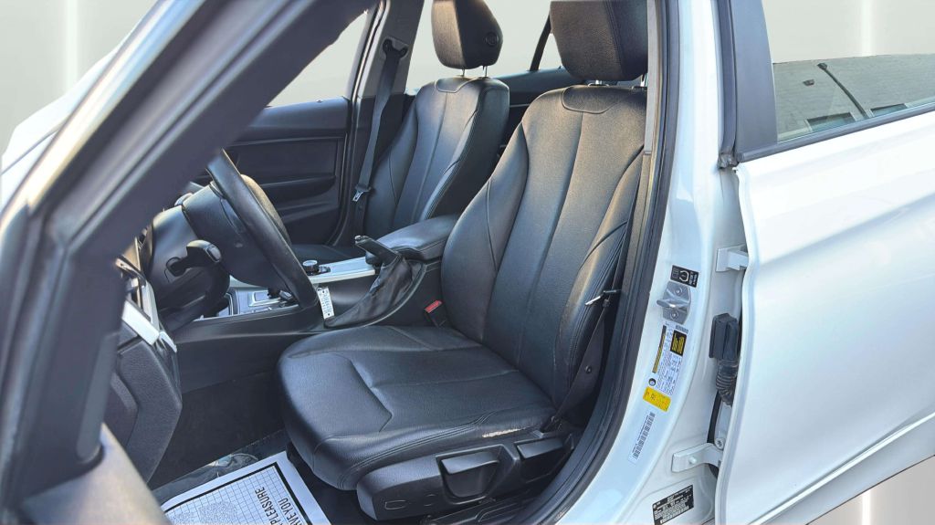 Photo 12 of this BMW 3 SERIES
