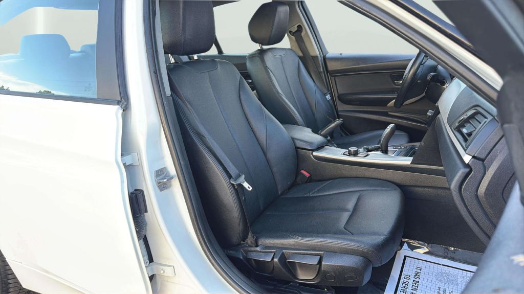 Photo 14 of this BMW 3 SERIES