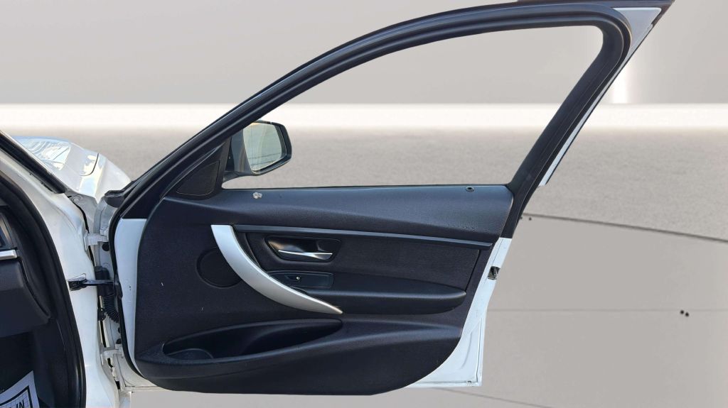 Photo 16 of this BMW 3 SERIES