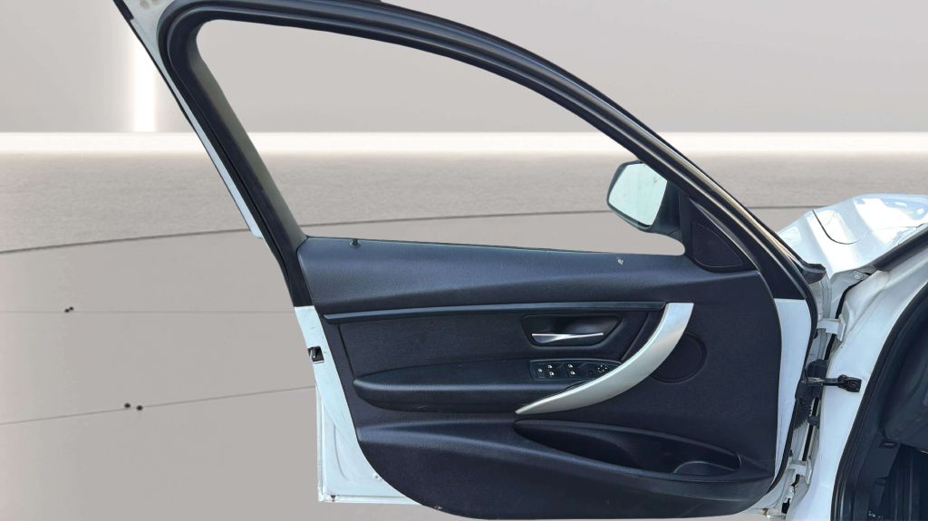 Photo 18 of this BMW 3 SERIES