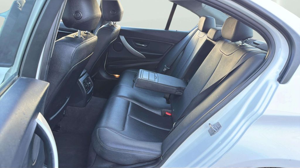 Photo 19 of this BMW 3 SERIES