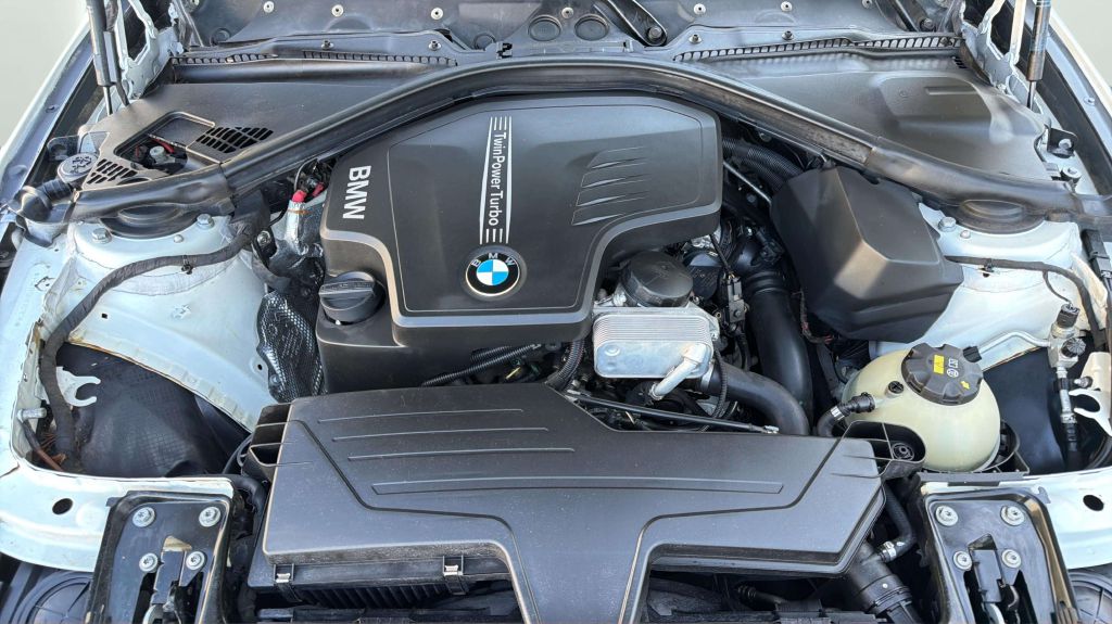 Photo 28 of this BMW 3 SERIES