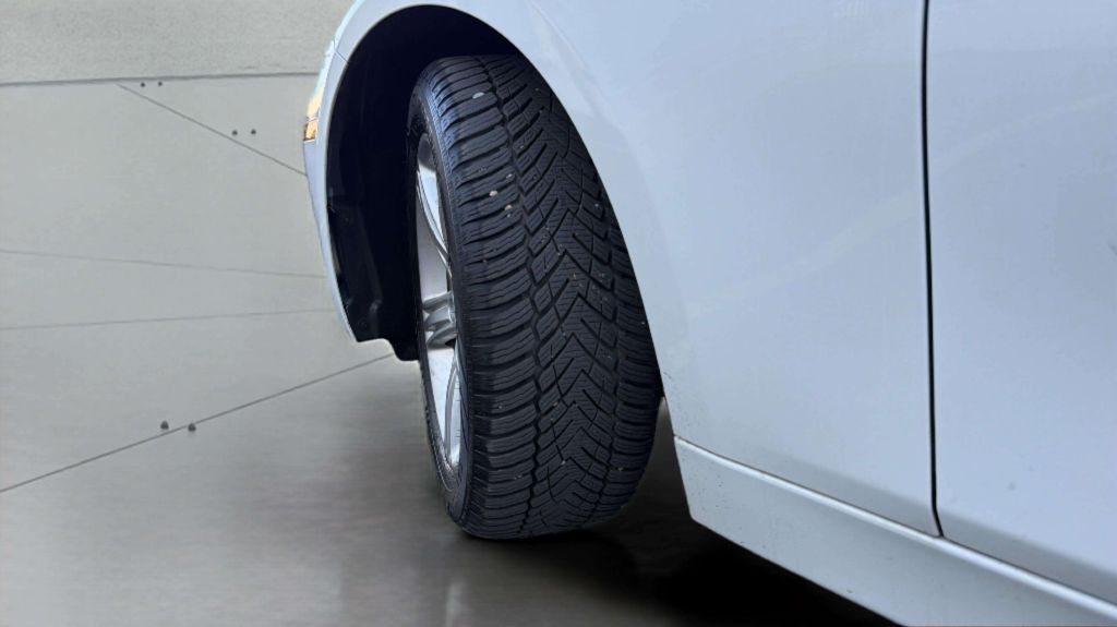Photo 32 of this BMW 3 SERIES