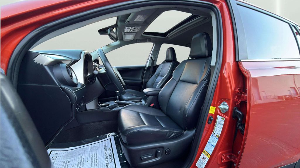Photo 31 of this TOYOTA RAV4
