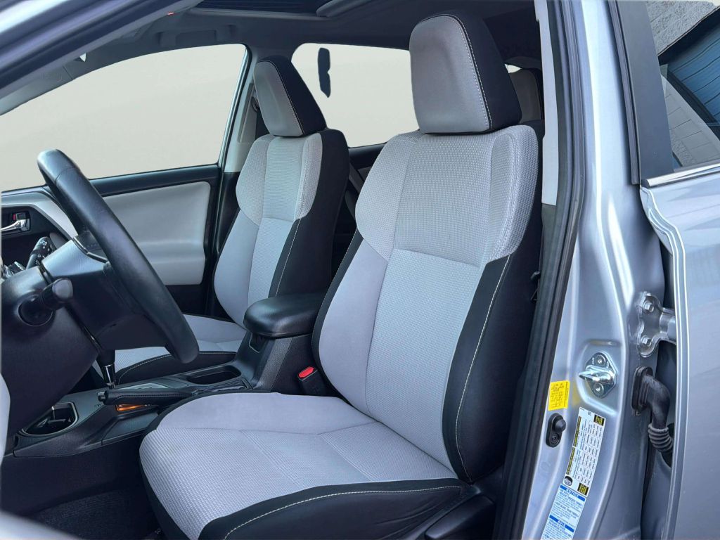 Photo 12 of this TOYOTA RAV4