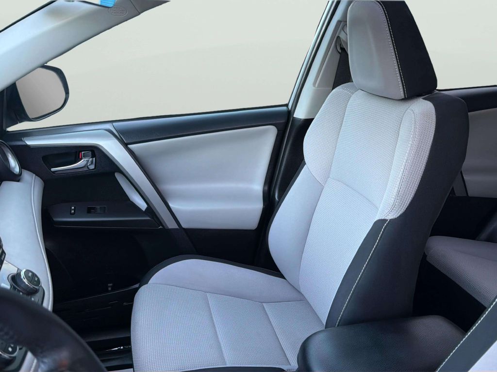 Photo 13 of this TOYOTA RAV4