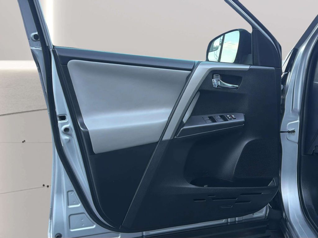 Photo 15 of this TOYOTA RAV4
