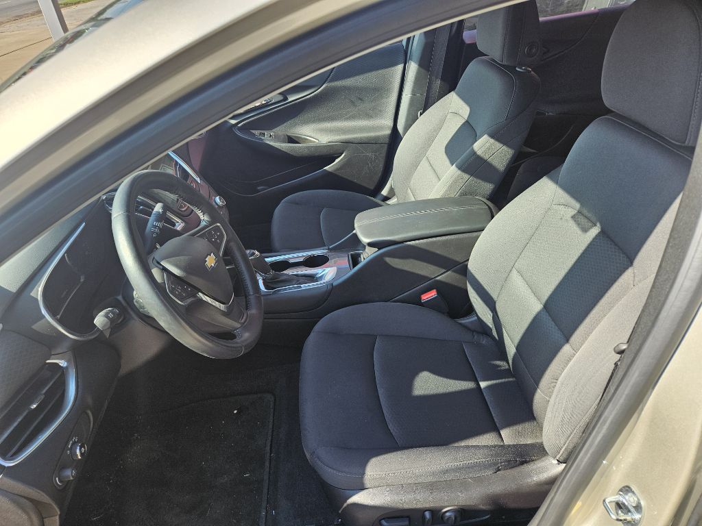 Photo 9 of this CHEVROLET MALIBU